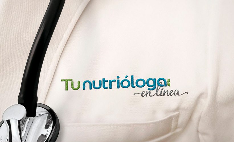 Diseño de logo Bordado en bata Tu Nutriologa en Línea