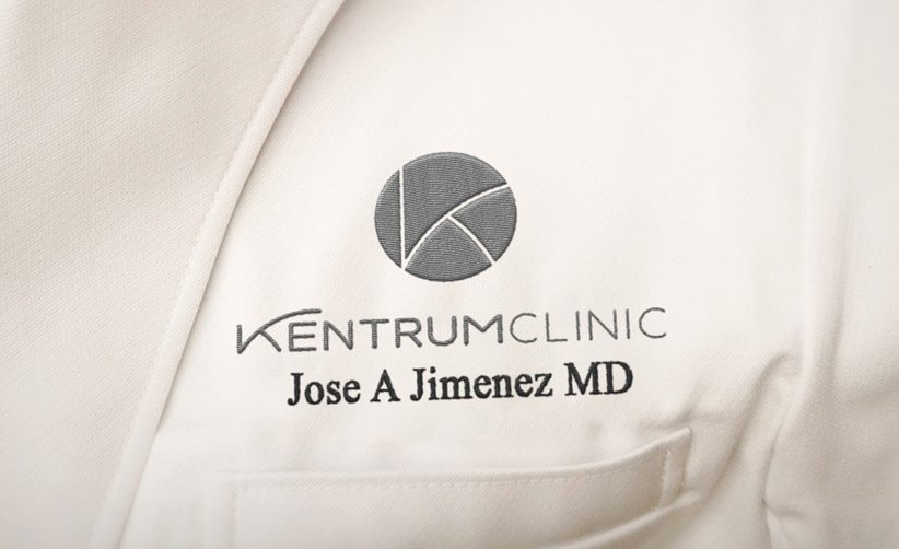 Diseño de logo Bordado en bata Kentrum Clinic